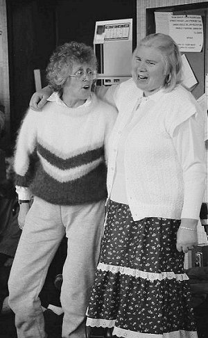 Ray singing with Lizzie Higgins at the 1978 National Folk Festival. Photo by Derek Schofield.