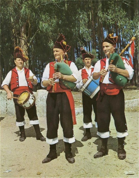 Galician bagpipe and drum group