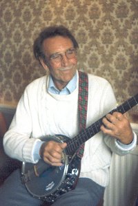 Ray in The Old Bear, Cricklade, ECMW, 1977. Photo by Dave Hunt