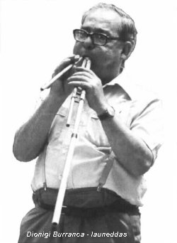 Picture of Dionigi Burranca playing launeddas pipes